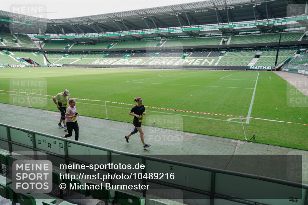 13.09.2026 - 21. swb-Marathon Bremen Michael Burmester http://msf.ph/oto/10489216 13.09.2026 10:42:36 Laufen im Stadion 10002, 10148, 10163, 10247, 10303, 10330, 10361, 10362, 10395, 10396, 10399, 10414, 10422, 10461, 10462, 10474, 10490, 10491, 10519, 10527, 10546, 10547, 10557, 10572, 10644, 10665, 10705, 10719, 10722, 10752, 10773, 10776, 10784, 10804, 10805, 10854, 10859, 10880, 10889, 10909, 10963, 10977, 11026, 11027, 11041, 11043, 11078, 11084, 11085, 11090, 11097, 11098, 11140, 11173, 11192, 11239, 11274 meine-sportfotos.de