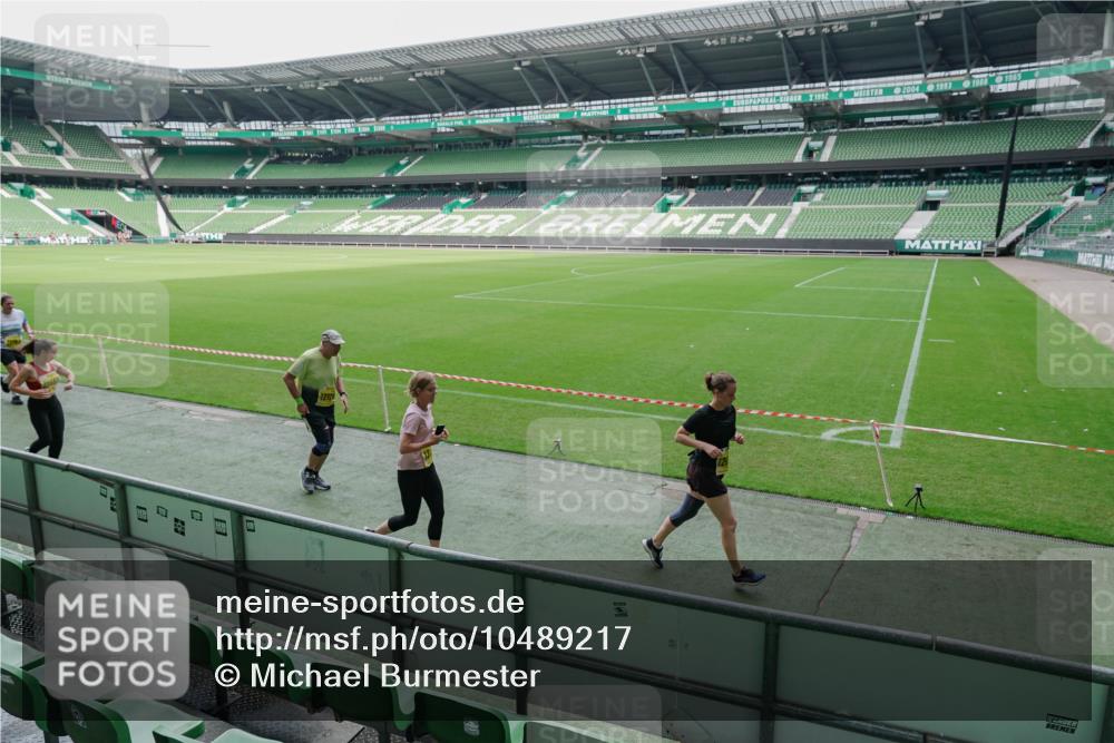 13.09.2026 - 21. swb-Marathon Bremen Michael Burmester http://msf.ph/oto/10489217 13.09.2026 10:42:37 Laufen im Stadion 10002, 10148, 10163, 10247, 10303, 10330, 10361, 10362, 10395, 10396, 10399, 10414, 10422, 10461, 10462, 10474, 10490, 10491, 10519, 10527, 10546, 10547, 10557, 10572, 10644, 10665, 10705, 10719, 10722, 10752, 10773, 10776, 10784, 10804, 10805, 10854, 10859, 10880, 10889, 10909, 10963, 10977, 11026, 11027, 11041, 11043, 11078, 11084, 11085, 11090, 11097, 11098, 11140, 11173, 11192, 11239, 11274 meine-sportfotos.de