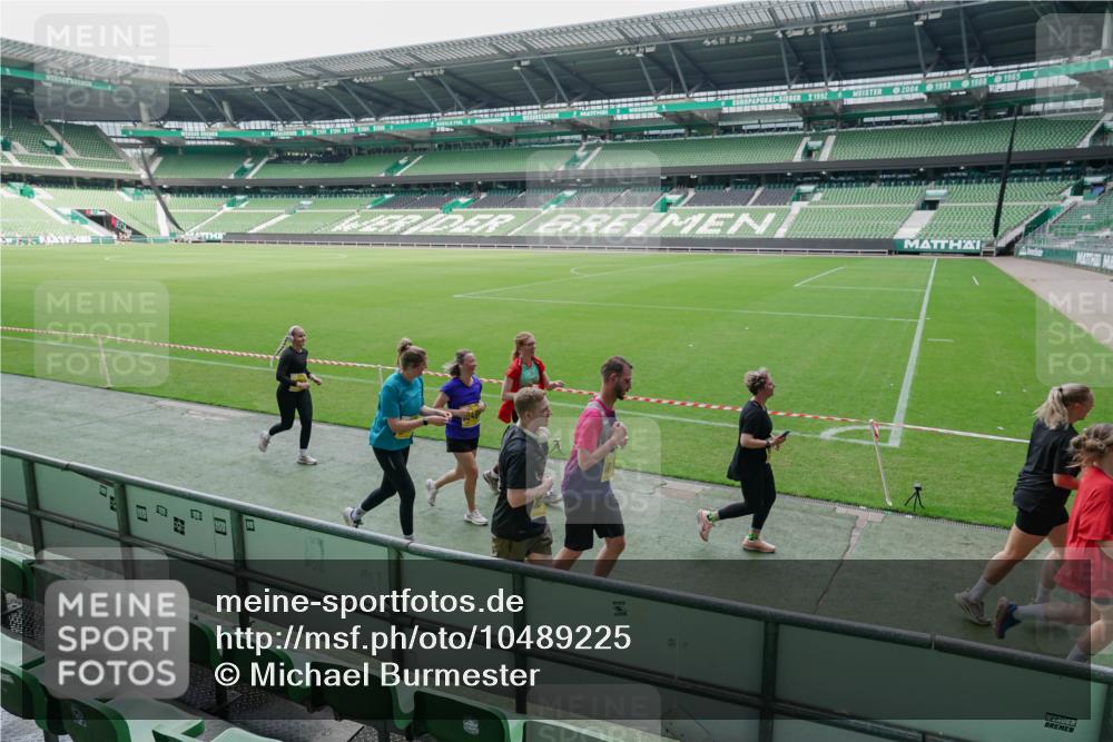 13.09.2026 - 21. swb-Marathon Bremen Michael Burmester http://msf.ph/oto/10489225 13.09.2026 10:42:45 Laufen im Stadion 10002, 10004, 10005, 10148, 10271, 10303, 10330, 10361, 10362, 10395, 10396, 10402, 10422, 10461, 10462, 10474, 10490, 10491, 10519, 10546, 10547, 10557, 10572, 10665, 10705, 10719, 10722, 10752, 10773, 10776, 10784, 10805, 10854, 10859, 10880, 10889, 10909, 10963, 10977, 11026, 11027, 11041, 11078, 11084, 11085, 11090, 11097, 11098, 11140, 11173, 11192, 11239, 11274, 11482, 11535 meine-sportfotos.de