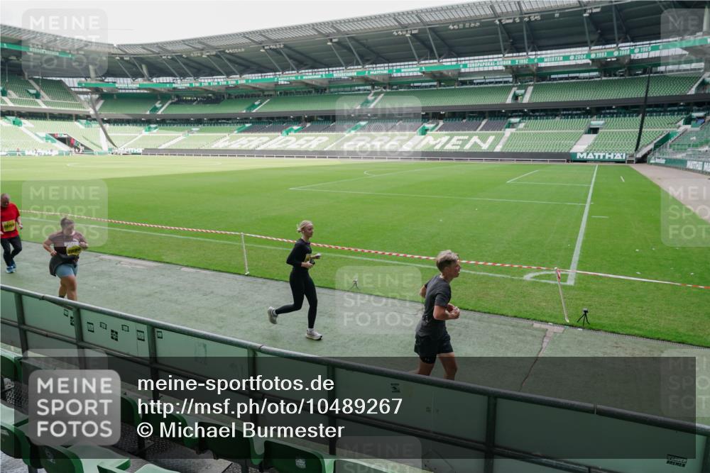 13.09.2026 - 21. swb-Marathon Bremen Michael Burmester http://msf.ph/oto/10489267 13.09.2026 10:43:42 Laufen im Stadion 10002, 10004, 10005, 10148, 10176, 10271, 10295, 10303, 10325, 10330, 10335, 10361, 10362, 10402, 10459, 10474, 10490, 10491, 10513, 10557, 10572, 10605, 10606, 10629, 10665, 10752, 10756, 10773, 10779, 10784, 10805, 10854, 10880, 10882, 10899, 10900, 10997, 10999, 11026, 11027, 11041, 11078, 11090, 11097, 11098, 11140, 11173, 11192, 11217, 11233, 11264, 11274, 11307, 11333, 11337, 11355, 11385, 11408, 11448, 11456, 11461, 11482, 11535, 11943 meine-sportfotos.de