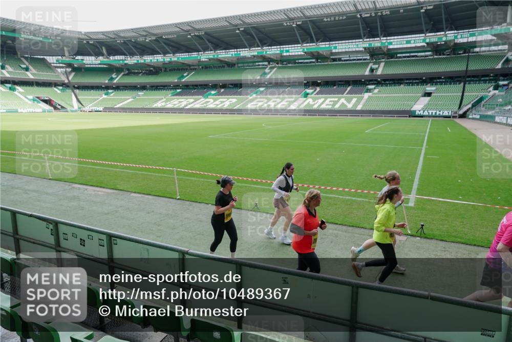 13.09.2026 - 21. swb-Marathon Bremen Michael Burmester http://msf.ph/oto/10489367 13.09.2026 10:46:40 Laufen im Stadion 10137, 10161, 10202, 10242, 10349, 10430, 10472, 10524, 10535, 10600, 10651, 10895, 10933, 10970, 11050, 11181, 11200, 11244, 11296, 11309, 11367, 11457, 11529, 11530, 11546, 11573, 11574, 11579, 11639, 11675, 11709, 11760, 11821, 12089, 12153, 12157, 12177, 12178, 12211, 12285, 12316, 12317, 12374, 12422, 12462, 12539, 10002, 10004, 10005, 10148, 10271, 10303, 10325, 10330, 10335, 10361, 10459, 10513, 10605, 10606, 10756, 10779, 10882, 10997 meine-sportfotos.de