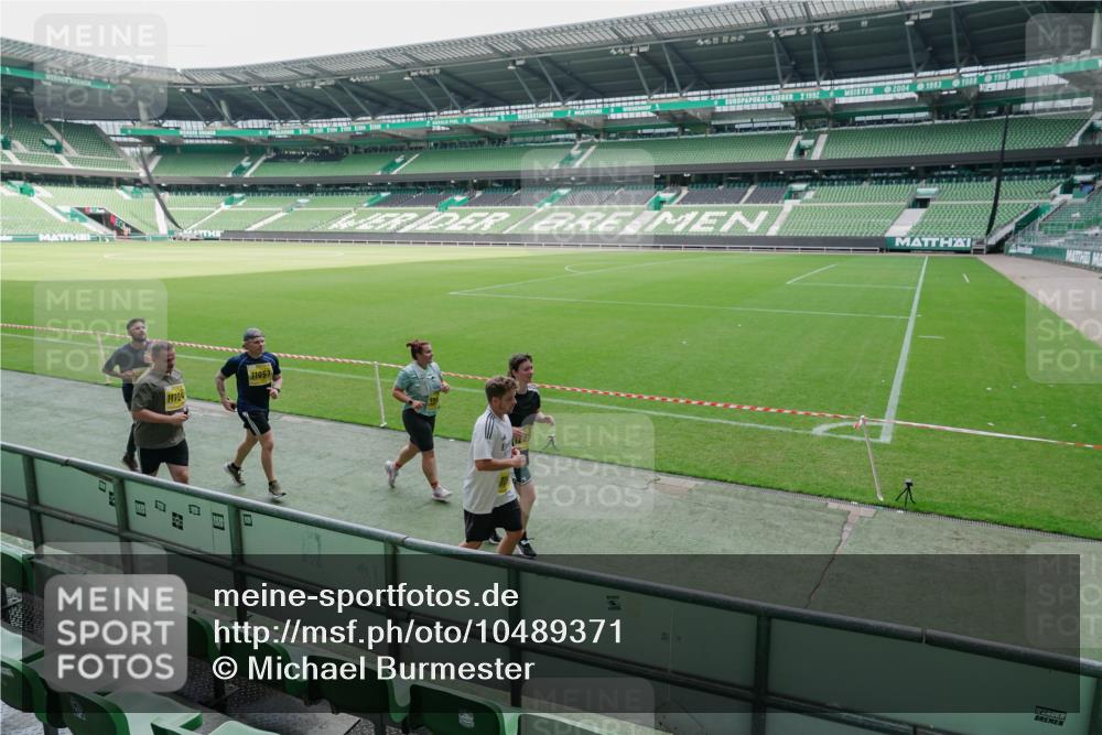 13.09.2026 - 21. swb-Marathon Bremen Michael Burmester http://msf.ph/oto/10489371 13.09.2026 10:46:46 Laufen im Stadion 10161, 10202, 10242, 10349, 10430, 10472, 10524, 10535, 10651, 10895, 10933, 10970, 11050, 11181, 11244, 11296, 11309, 11367, 11457, 11529, 11530, 11546, 11573, 11574, 11579, 11639, 11675, 11709, 11760, 11821, 12153, 12157, 12177, 12178, 12211, 12285, 12316, 12317, 12374, 12422, 12462, 10002, 10004, 10005, 10148, 10271, 10303, 10325, 10330, 10335, 10361, 10459, 10513, 10605, 10606, 10629, 10756, 10779, 10882, 10997 meine-sportfotos.de