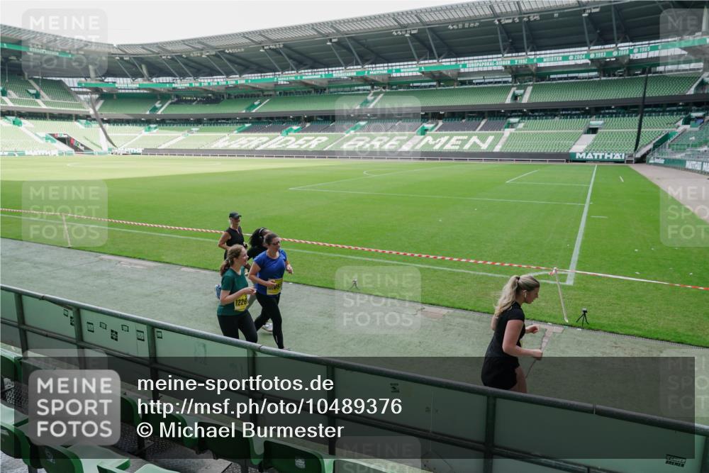 13.09.2026 - 21. swb-Marathon Bremen Michael Burmester http://msf.ph/oto/10489376 13.09.2026 10:46:52 Laufen im Stadion 10161, 10202, 10242, 10349, 10472, 10535, 10651, 10895, 10933, 10970, 11050, 11181, 11244, 11296, 11309, 11367, 11457, 11529, 11530, 11546, 11573, 11574, 11579, 11639, 11675, 11709, 11760, 11821, 12153, 12157, 12177, 12178, 12211, 12285, 12316, 12317, 12374, 12422, 12462, 10002, 10004, 10005, 10148, 10271, 10295, 10303, 10325, 10330, 10335, 10361, 10459, 10513, 10605, 10606, 10629, 10756, 10779, 10882, 10997, 10999, 11233 meine-sportfotos.de