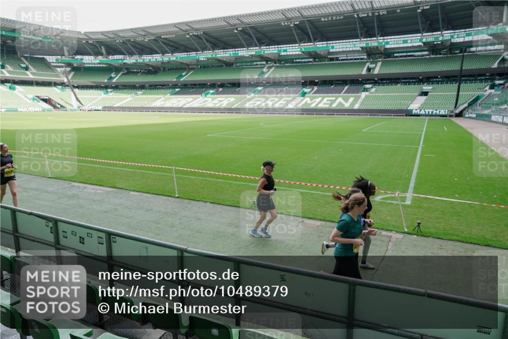 13.09.2026 - 21. swb-Marathon Bremen Michael Burmester http://msf.ph/oto/10489379 13.09.2026 10:46:53 Laufen im Stadion 10161, 10242, 10349, 10472, 10535, 10651, 10895, 10933, 10970, 11050, 11181, 11244, 11296, 11309, 11367, 11457, 11529, 11530, 11546, 11573, 11574, 11579, 11639, 11675, 11709, 11760, 11821, 12157, 12177, 12178, 12211, 12285, 12316, 12317, 12374, 12422, 12462, 10002, 10004, 10005, 10271, 10295, 10303, 10325, 10330, 10335, 10361, 10459, 10513, 10605, 10606, 10629, 10756, 10779, 10882, 10997, 10999, 11233 meine-sportfotos.de