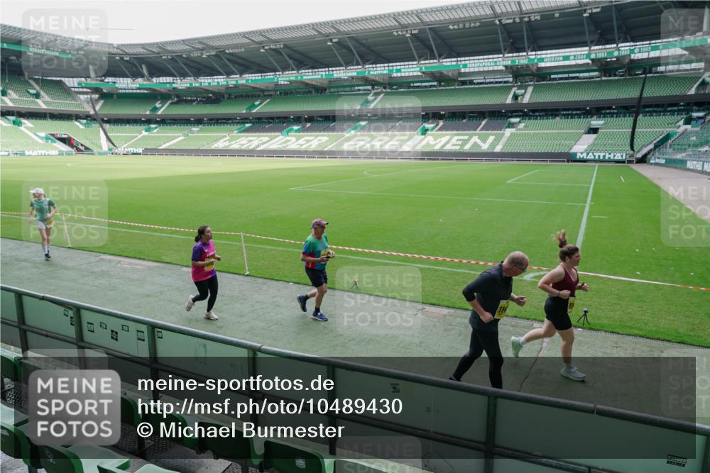 13.09.2026 - 21. swb-Marathon Bremen Michael Burmester http://msf.ph/oto/10489430 13.09.2026 10:49:52 Laufen im Stadion 10407, 10413, 10627, 10667, 10710, 10754, 11031, 11254, 11266, 11541, 11712, 11780, 11851, 11942, 11980, 12440, 12542, 10137, 10161, 10202, 10242, 10349, 10430, 10472, 10524, 10535, 10651, 10895, 10933, 10970, 11050, 11181, 11200, 11244, 11296, 11309, 11367, 11457, 11529, 11530, 11546, 11573, 11574, 11579, 11639, 11675, 11709, 11760, 11821, 12089, 12153, 12177, 12178 meine-sportfotos.de