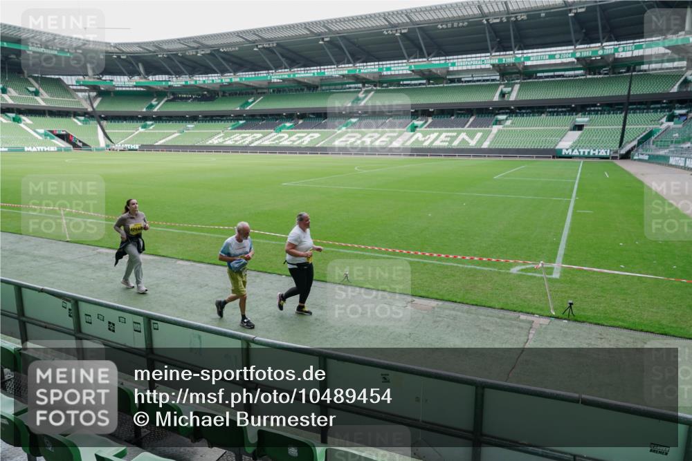13.09.2026 - 21. swb-Marathon Bremen Michael Burmester http://msf.ph/oto/10489454 13.09.2026 10:52:06 Laufen im Stadion 10317, 10387, 10533, 10534, 10573, 10650, 10967, 10968, 11017, 11025, 11161, 11195, 11341, 11352, 11444, 11496, 11538, 11807, 12377, 12408, 12535, 12546, 10264, 10292, 10407, 10413, 10440, 10732, 10754, 10789, 10925, 11104, 11254, 11262, 11423, 11443, 11541, 11663, 11698, 11851, 11942, 11980, 12083, 12340, 12444, 12471, 12472, 12542, 12561 meine-sportfotos.de