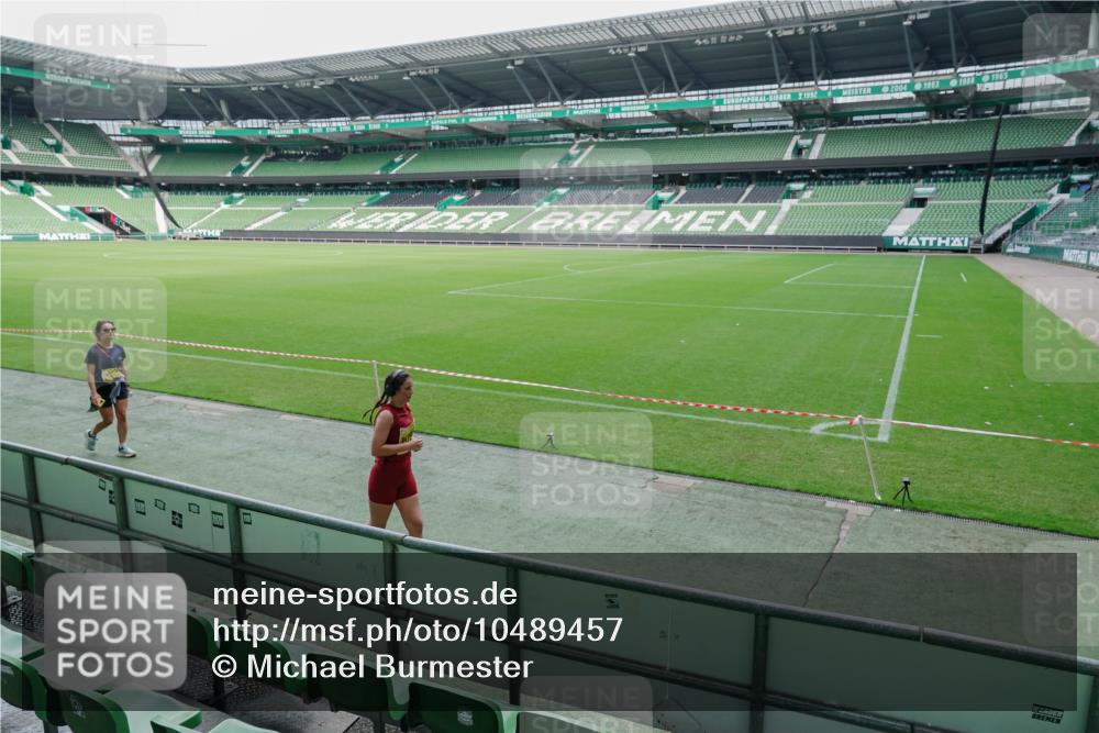 13.09.2026 - 21. swb-Marathon Bremen Michael Burmester http://msf.ph/oto/10489457 13.09.2026 10:52:13 Laufen im Stadion 10317, 10387, 10533, 10534, 10573, 10650, 10967, 10968, 11017, 11025, 11161, 11195, 11341, 11352, 11444, 11496, 11538, 11807, 12377, 12408, 12535, 12546, 10264, 10292, 10407, 10413, 10440, 10732, 10754, 10789, 10925, 11104, 11254, 11262, 11423, 11443, 11541, 11663, 11698, 11712, 11851, 11942, 11980, 12083, 12340, 12444, 12471, 12472, 12542, 12561 meine-sportfotos.de