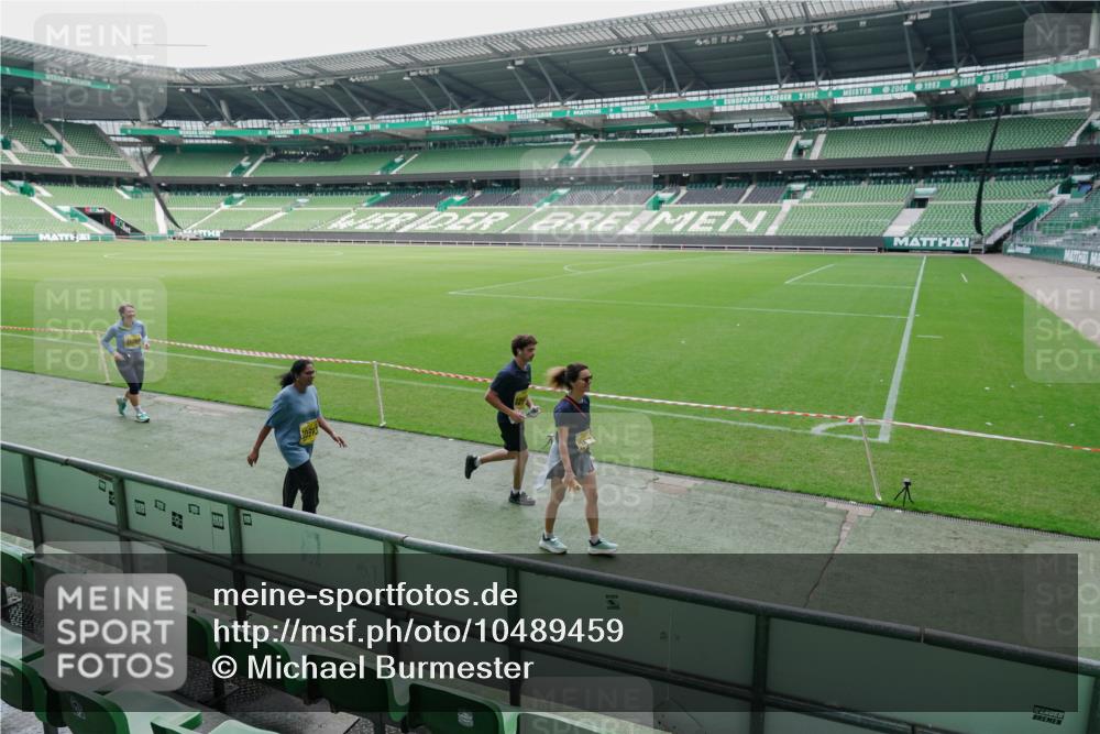 13.09.2026 - 21. swb-Marathon Bremen Michael Burmester http://msf.ph/oto/10489459 13.09.2026 10:52:17 Laufen im Stadion 10317, 10387, 10533, 10534, 10650, 10967, 10968, 11017, 11025, 11161, 11195, 11341, 11352, 11444, 11496, 11538, 11807, 12377, 12408, 12535, 12546, 10264, 10292, 10407, 10413, 10440, 10732, 10754, 10789, 10925, 11104, 11254, 11262, 11423, 11443, 11541, 11663, 11698, 11712, 11851, 11942, 11980, 12083, 12340, 12444, 12471, 12472, 12542, 12561 meine-sportfotos.de