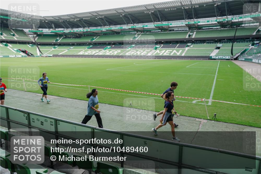 13.09.2026 - 21. swb-Marathon Bremen Michael Burmester http://msf.ph/oto/10489460 13.09.2026 10:52:17 Laufen im Stadion 10317, 10387, 10533, 10534, 10650, 10967, 10968, 11017, 11025, 11161, 11195, 11341, 11352, 11444, 11496, 11538, 11807, 12377, 12408, 12535, 12546, 10264, 10292, 10407, 10413, 10440, 10732, 10754, 10789, 10925, 11104, 11254, 11262, 11423, 11443, 11541, 11663, 11698, 11712, 11851, 11942, 11980, 12083, 12340, 12444, 12471, 12472, 12542, 12561 meine-sportfotos.de