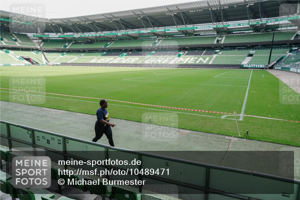 13.09.2026 - 21. swb-Marathon Bremen Michael Burmester http://msf.ph/oto/10489471 13.09.2026 10:53:38 Laufen im Stadion 10317, 10967, 11017, 11341, 11444, 11538, 12163, 12416, 10413, 10573, 10627, 10667, 10710, 10754, 11031, 11254, 11266, 11712, 11780, 11807, 11851, 11942, 12440 meine-sportfotos.de