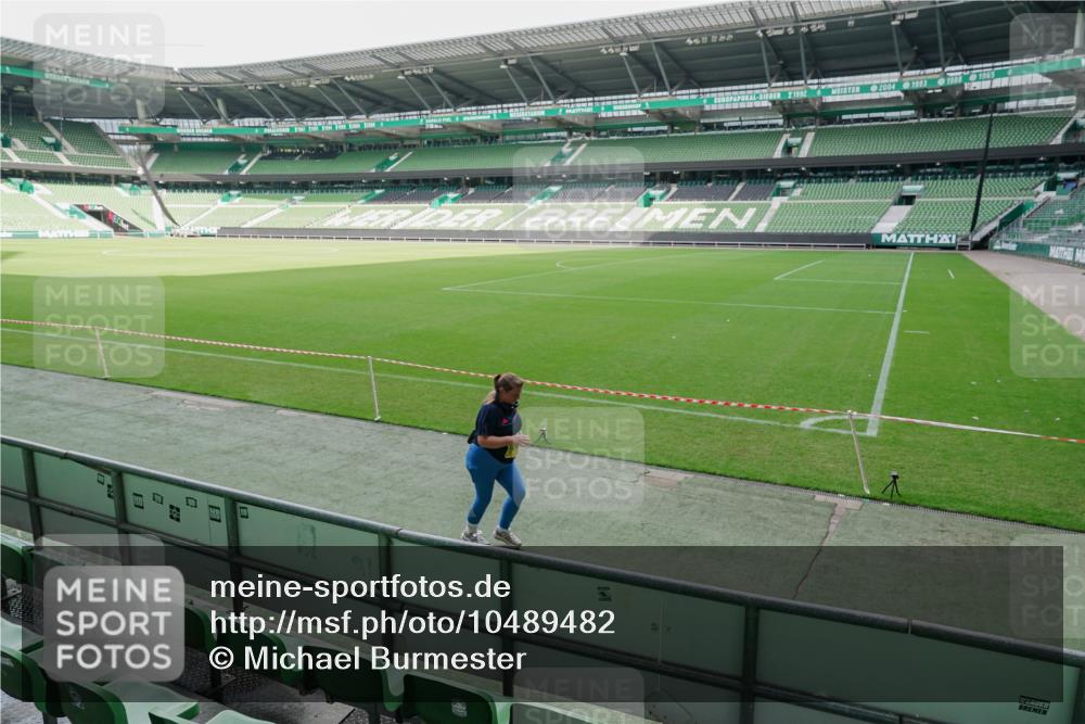 13.09.2026 - 21. swb-Marathon Bremen Michael Burmester http://msf.ph/oto/10489482 13.09.2026 10:55:57 Laufen im Stadion 10317, 10387, 10650, 10967, 10968, 11017, 11025, 11161, 11195, 11341, 11444, 11538, 12377, 12408, 12416, 12546 meine-sportfotos.de