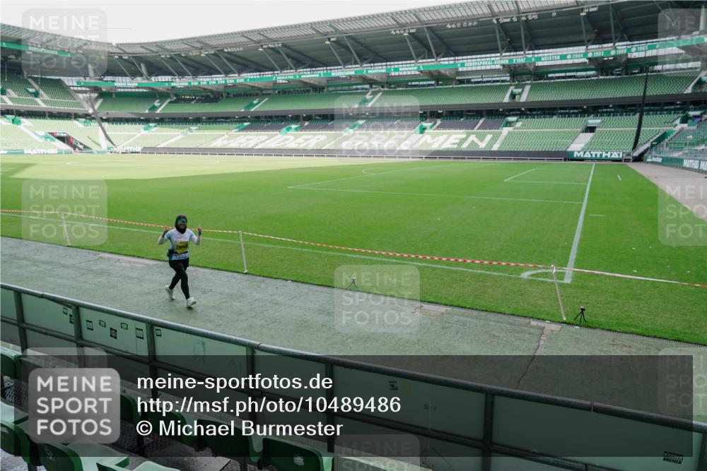 13.09.2026 - 21. swb-Marathon Bremen Michael Burmester http://msf.ph/oto/10489486 13.09.2026 11:01:28 Laufen im Stadion 11523, 11580, 12562, 12041 meine-sportfotos.de