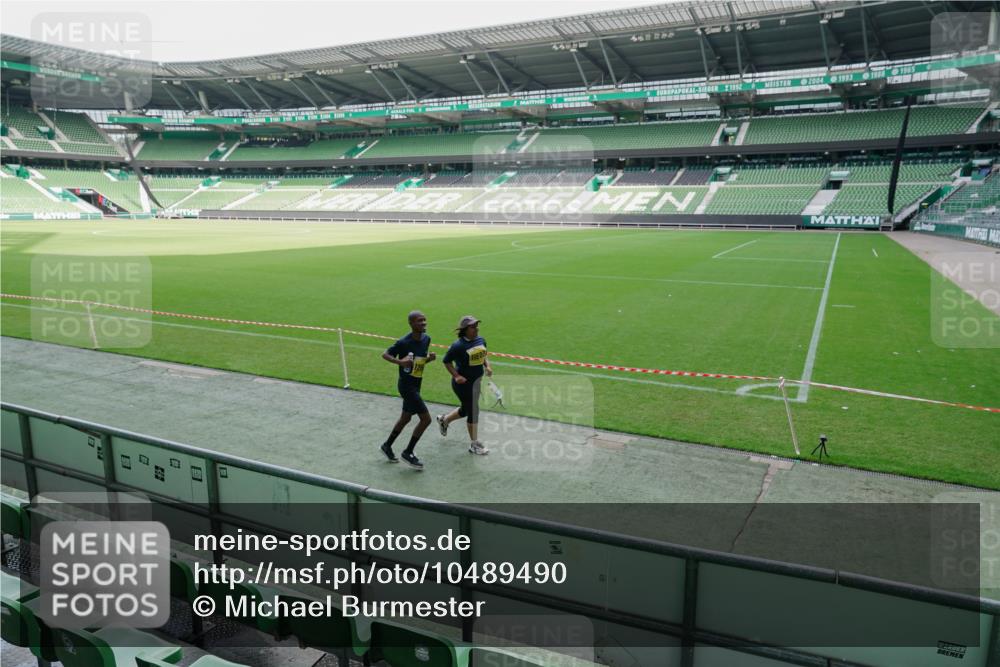 13.09.2026 - 21. swb-Marathon Bremen Michael Burmester http://msf.ph/oto/10489490 13.09.2026 11:02:50 Laufen im Stadion 11523, 11580, 12562, 11640 meine-sportfotos.de