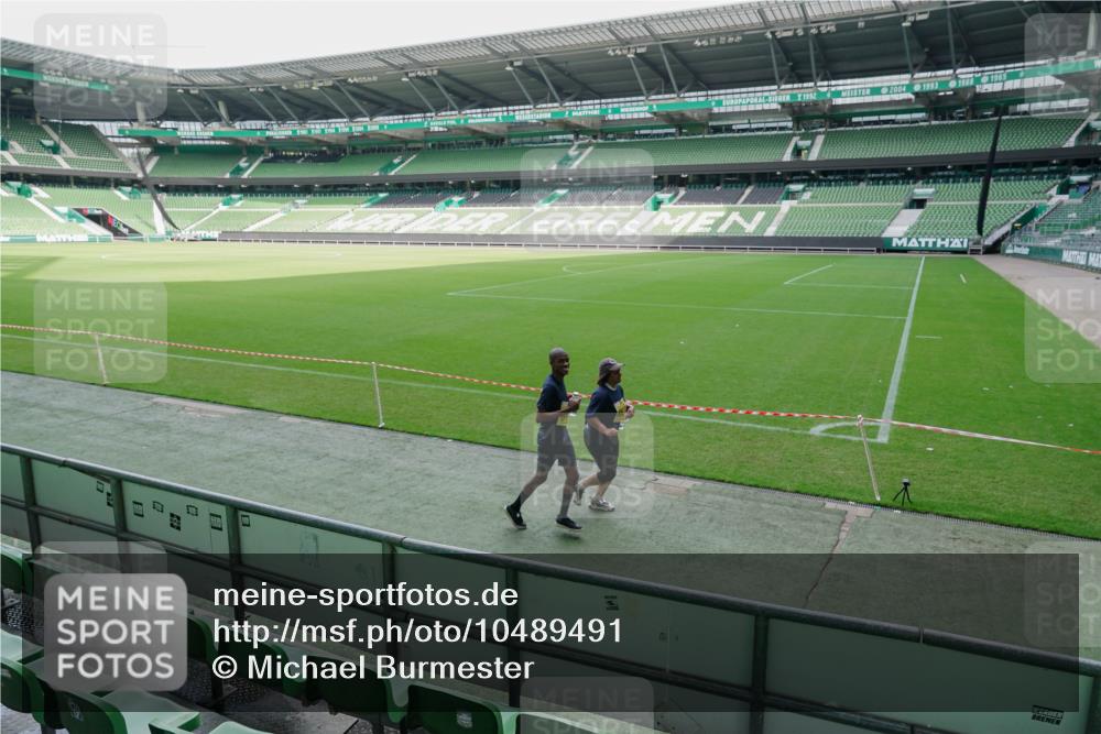 13.09.2026 - 21. swb-Marathon Bremen Michael Burmester http://msf.ph/oto/10489491 13.09.2026 11:02:50 Laufen im Stadion 11523, 11580, 12562, 11640 meine-sportfotos.de
