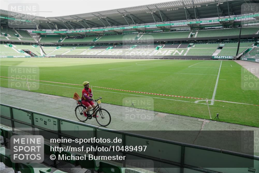 13.09.2026 - 21. swb-Marathon Bremen Michael Burmester http://msf.ph/oto/10489497 13.09.2026 11:06:06 Laufen im Stadion 11523, 11580, 12562 meine-sportfotos.de