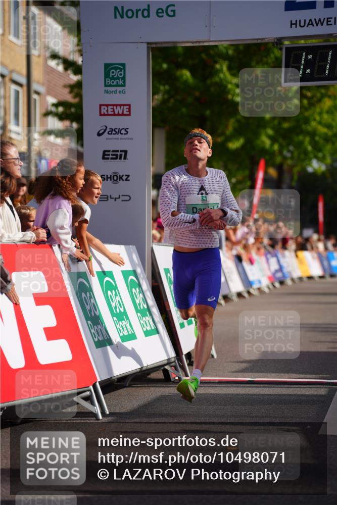 20.09.2026 - PSD Bank Halbmarathon LAZAROV Photography http://msf.ph/oto/10498071 20.09.2026 11:11:57 Ziel 1792 meine-sportfotos.de