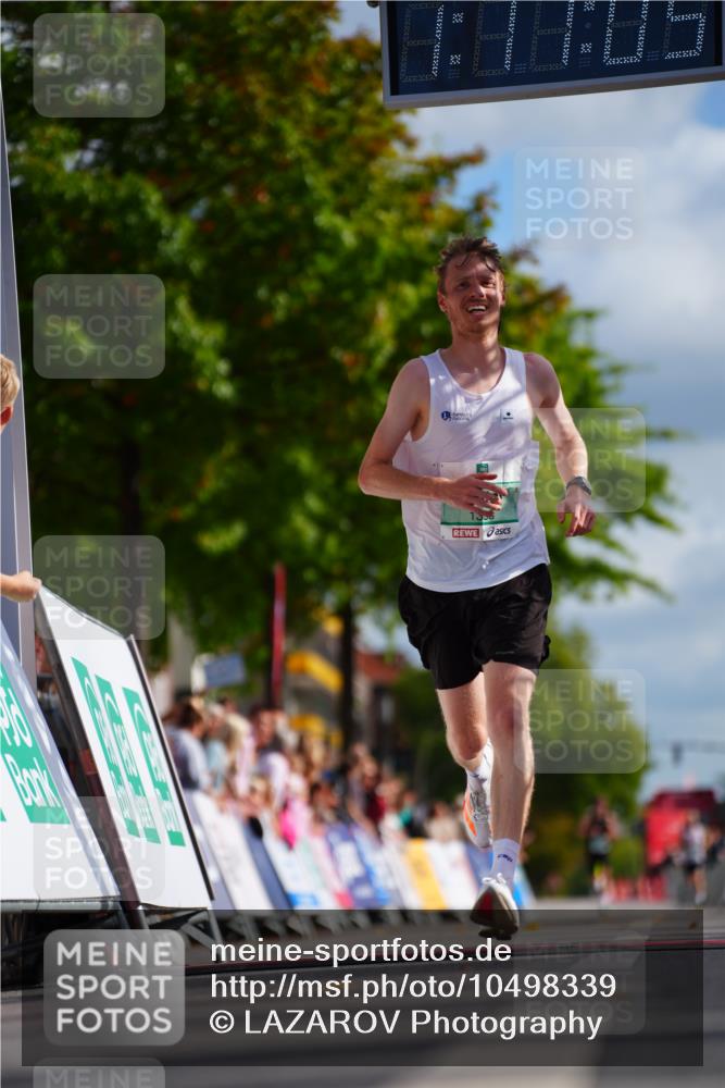20.09.2026 - PSD Bank Halbmarathon LAZAROV Photography http://msf.ph/oto/10498339 20.09.2026 11:17:04 Ziel 1335 meine-sportfotos.de