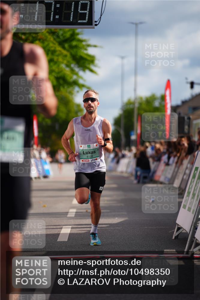 20.09.2026 - PSD Bank Halbmarathon LAZAROV Photography http://msf.ph/oto/10498350 20.09.2026 11:17:18 Ziel 4128, 4513 meine-sportfotos.de