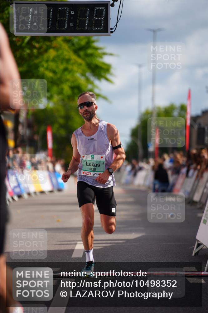 20.09.2026 - PSD Bank Halbmarathon LAZAROV Photography http://msf.ph/oto/10498352 20.09.2026 11:17:19 Ziel 4128, 4513 meine-sportfotos.de