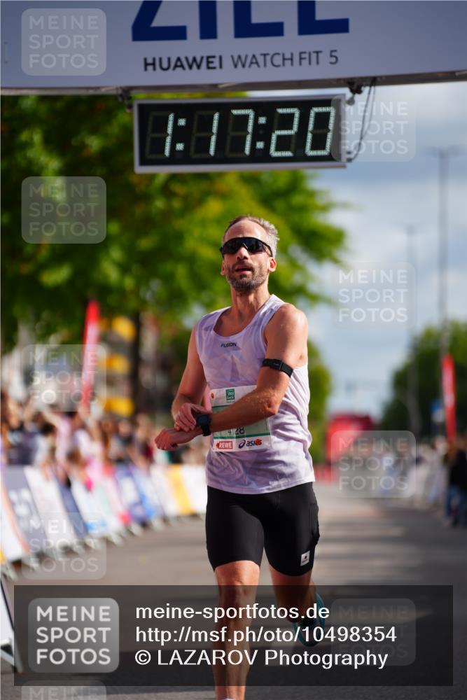 20.09.2026 - PSD Bank Halbmarathon LAZAROV Photography http://msf.ph/oto/10498354 20.09.2026 11:17:19 Ziel 4128, 4513 meine-sportfotos.de