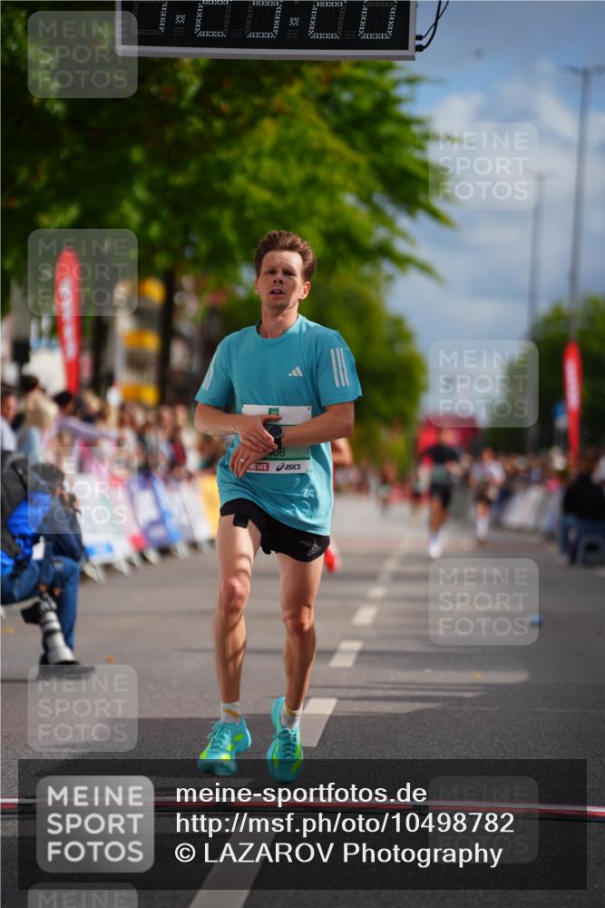 20.09.2026 - PSD Bank Halbmarathon LAZAROV Photography http://msf.ph/oto/10498782 20.09.2026 11:23:20 Ziel 1985, 3406 meine-sportfotos.de