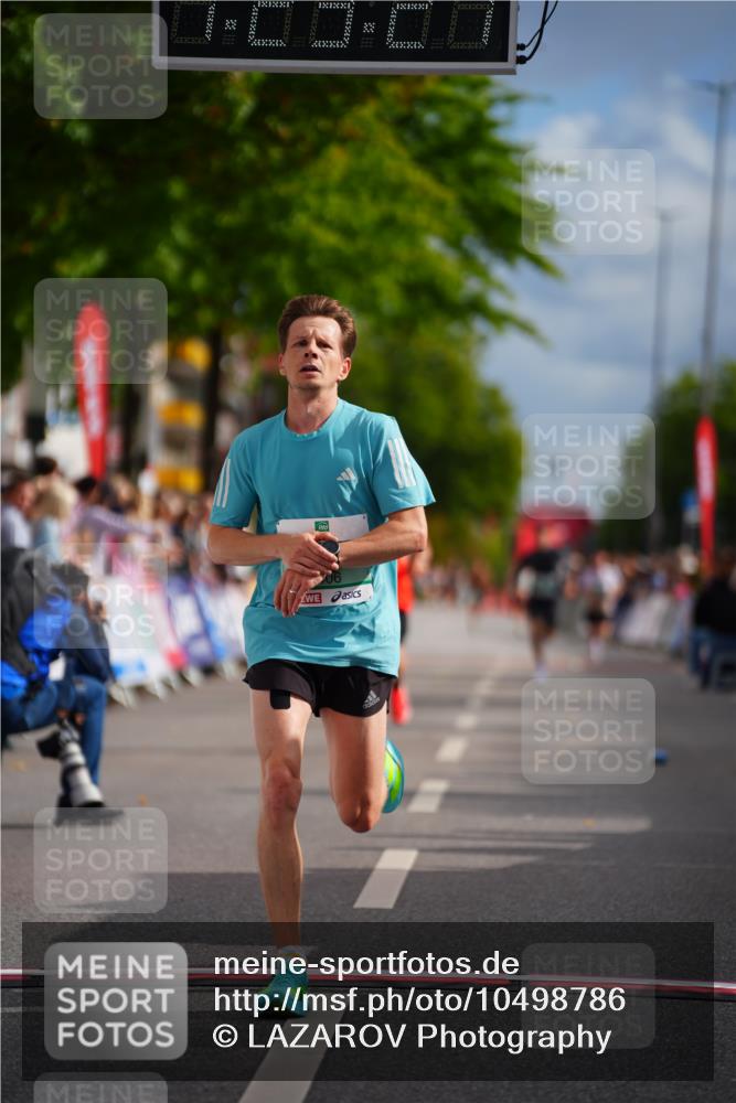 20.09.2026 - PSD Bank Halbmarathon LAZAROV Photography http://msf.ph/oto/10498786 20.09.2026 11:23:20 Ziel 1985, 3406 meine-sportfotos.de