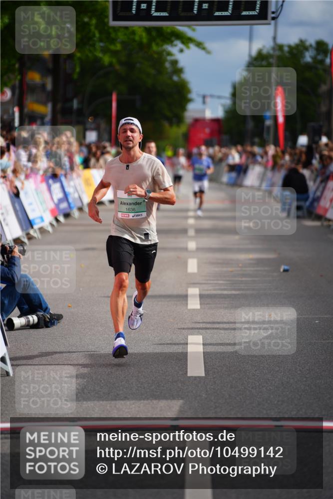 20.09.2026 - PSD Bank Halbmarathon LAZAROV Photography http://msf.ph/oto/10499142 20.09.2026 11:24:39 Ziel 1636, 3548, 4463 meine-sportfotos.de
