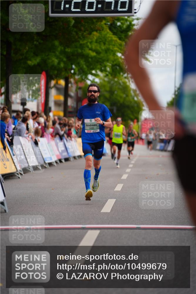 20.09.2026 - PSD Bank Halbmarathon LAZAROV Photography http://msf.ph/oto/10499679 20.09.2026 11:26:48 Ziel 1950, 3886, 3998 meine-sportfotos.de