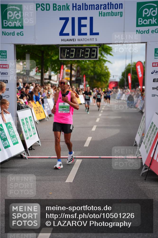 20.09.2026 - PSD Bank Halbmarathon LAZAROV Photography http://msf.ph/oto/10501226 20.09.2026 11:31:32 Ziel 3198, 3899, 4527, 4664 meine-sportfotos.de