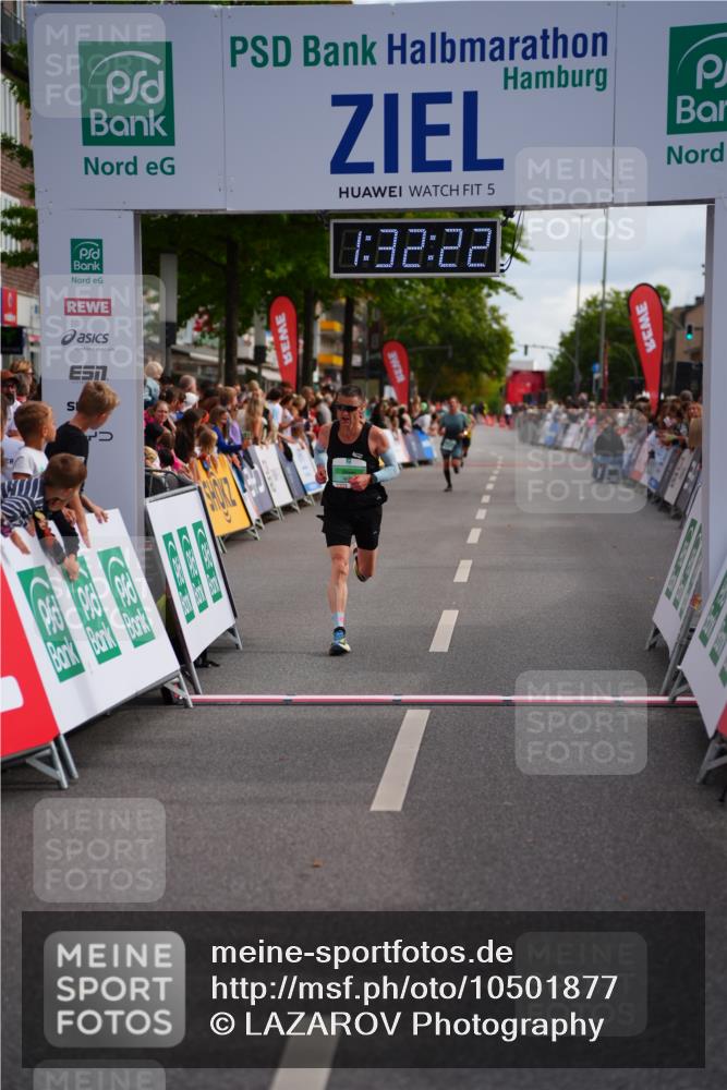 20.09.2026 - PSD Bank Halbmarathon LAZAROV Photography http://msf.ph/oto/10501877 20.09.2026 11:32:21 Ziel 4657 meine-sportfotos.de
