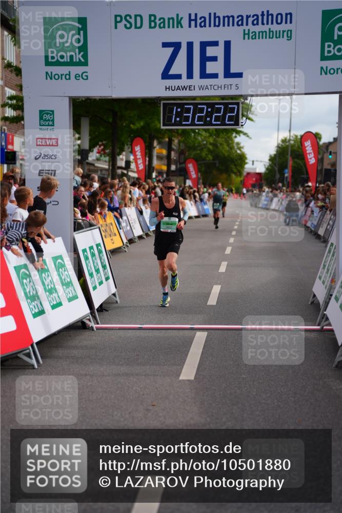 20.09.2026 - PSD Bank Halbmarathon LAZAROV Photography http://msf.ph/oto/10501880 20.09.2026 11:32:21 Ziel 4657 meine-sportfotos.de