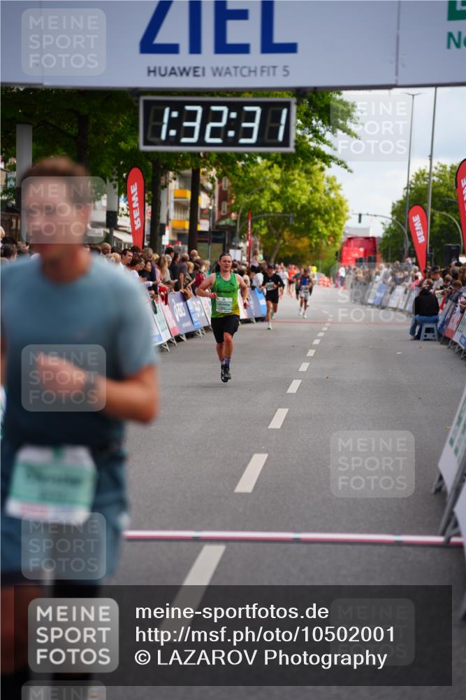 20.09.2026 - PSD Bank Halbmarathon LAZAROV Photography http://msf.ph/oto/10502001 20.09.2026 11:32:30 Ziel 2712, 4441, 4657 meine-sportfotos.de