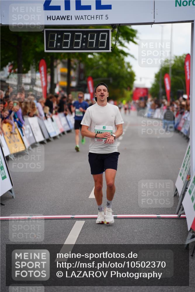 20.09.2026 - PSD Bank Halbmarathon LAZAROV Photography http://msf.ph/oto/10502370 20.09.2026 11:33:49 Ziel 2201, 2482, 2529, 4395 meine-sportfotos.de