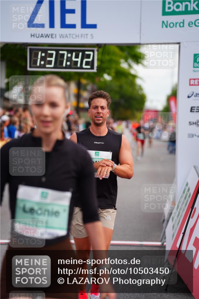 20.09.2026 - PSD Bank Halbmarathon LAZAROV Photography http://msf.ph/oto/10503450 20.09.2026 11:37:41 Ziel 1291, 1353, 1944, 2500, 2735, 3629, 4127 meine-sportfotos.de