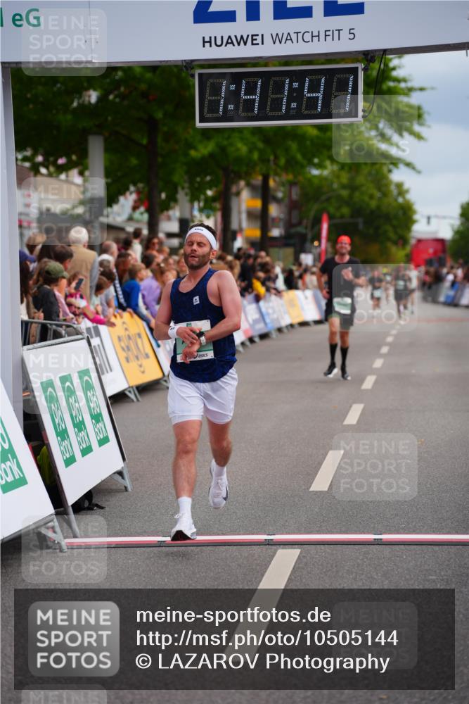 20.09.2026 - PSD Bank Halbmarathon LAZAROV Photography http://msf.ph/oto/10505144 20.09.2026 11:41:41 Ziel 3306, 3743, 4012 meine-sportfotos.de