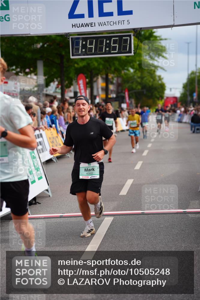 20.09.2026 - PSD Bank Halbmarathon LAZAROV Photography http://msf.ph/oto/10505248 20.09.2026 11:41:56 Ziel 1583, 1803, 2069, 4353 meine-sportfotos.de