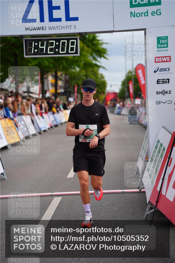 20.09.2026 - PSD Bank Halbmarathon LAZAROV Photography http://msf.ph/oto/10505352 20.09.2026 11:42:08 Ziel 1852, 2267, 2981, 3608, 4654 meine-sportfotos.de