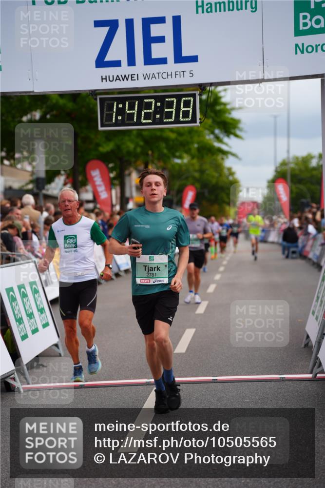 20.09.2026 - PSD Bank Halbmarathon LAZAROV Photography http://msf.ph/oto/10505565 20.09.2026 11:42:38 Ziel 1336, 2781, 4251, 4288 meine-sportfotos.de