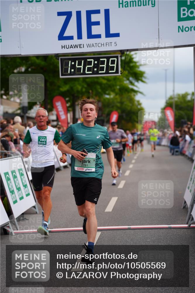 20.09.2026 - PSD Bank Halbmarathon LAZAROV Photography http://msf.ph/oto/10505569 20.09.2026 11:42:38 Ziel 1336, 2781, 4251, 4288 meine-sportfotos.de