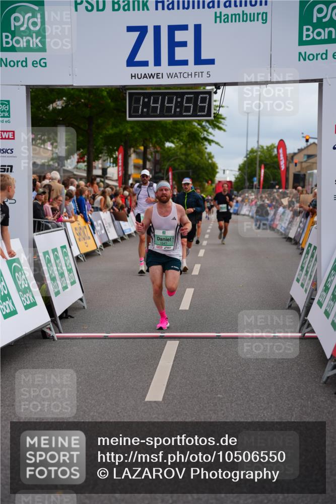 20.09.2026 - PSD Bank Halbmarathon LAZAROV Photography http://msf.ph/oto/10506550 20.09.2026 11:44:58 Ziel 1081, 1083, 1547, 1771, 2558, 2677, 3319 meine-sportfotos.de