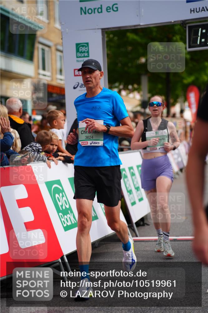 20.09.2026 - PSD Bank Halbmarathon LAZAROV Photography http://msf.ph/oto/10519961 20.09.2026 11:57:52 Ziel 1052, 1301, 1711, 1761, 2052, 2092, 2253, 2540, 2846, 3374, 3624, 3762, 3935 meine-sportfotos.de