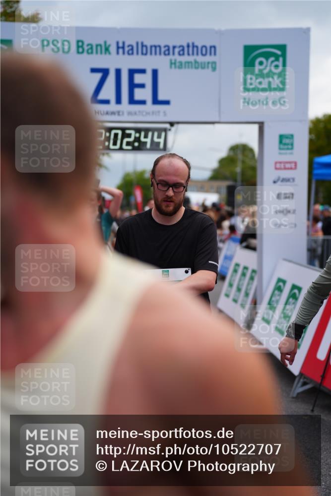 20.09.2026 - PSD Bank Halbmarathon LAZAROV Photography http://msf.ph/oto/10522707 20.09.2026 12:02:43 Ziel 1403, 1586, 1718, 1895, 2084, 2105, 2817, 2818, 3109, 3240, 3310, 3354, 4547, 4565, 4568 meine-sportfotos.de