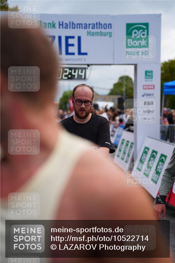 20.09.2026 - PSD Bank Halbmarathon LAZAROV Photography http://msf.ph/oto/10522714 20.09.2026 12:02:43 Ziel 1403, 1586, 1718, 1895, 2084, 2105, 2817, 2818, 3109, 3240, 3310, 3354, 4547, 4565, 4568 meine-sportfotos.de
