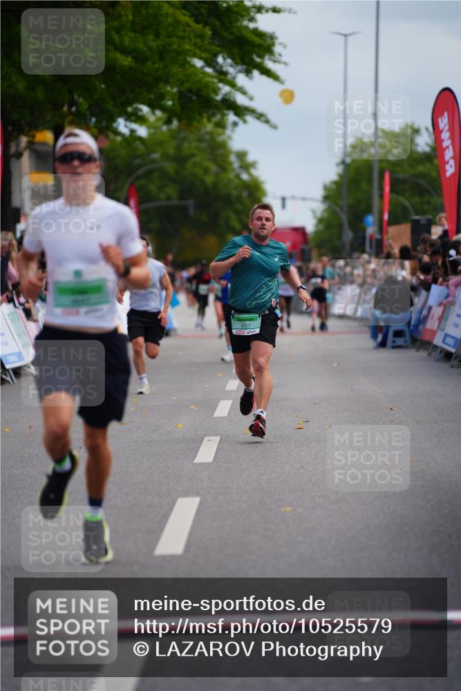 20.09.2026 - PSD Bank Halbmarathon LAZAROV Photography http://msf.ph/oto/10525579 20.09.2026 12:06:27 Ziel 1940, 4647, 4717 meine-sportfotos.de