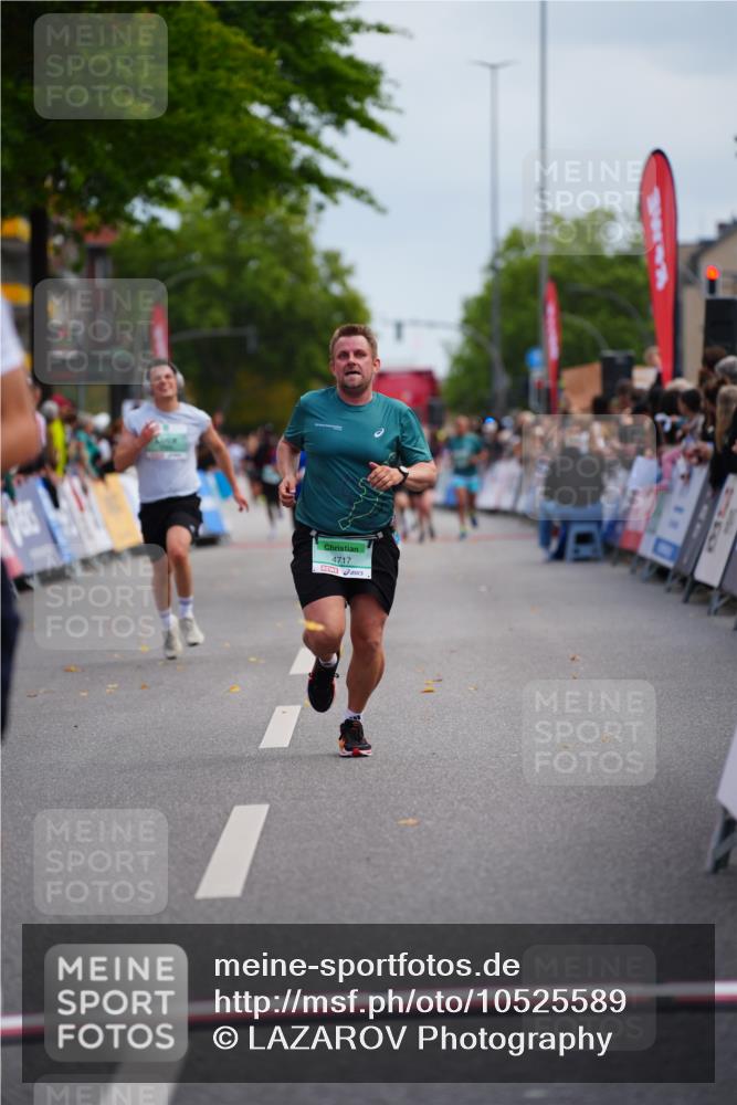 20.09.2026 - PSD Bank Halbmarathon LAZAROV Photography http://msf.ph/oto/10525589 20.09.2026 12:06:27 Ziel 1940, 4647, 4717 meine-sportfotos.de