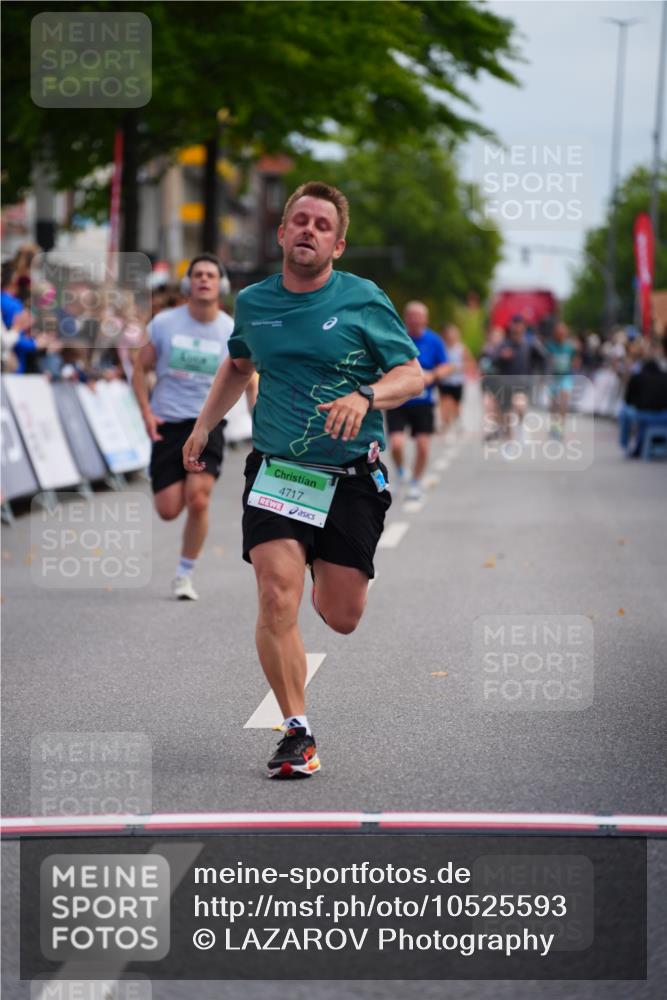 20.09.2026 - PSD Bank Halbmarathon LAZAROV Photography http://msf.ph/oto/10525593 20.09.2026 12:06:29 Ziel 2024, 4647, 4717 meine-sportfotos.de