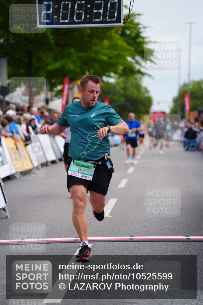 20.09.2026 - PSD Bank Halbmarathon LAZAROV Photography http://msf.ph/oto/10525599 20.09.2026 12:06:30 Ziel 2024, 4647, 4717 meine-sportfotos.de