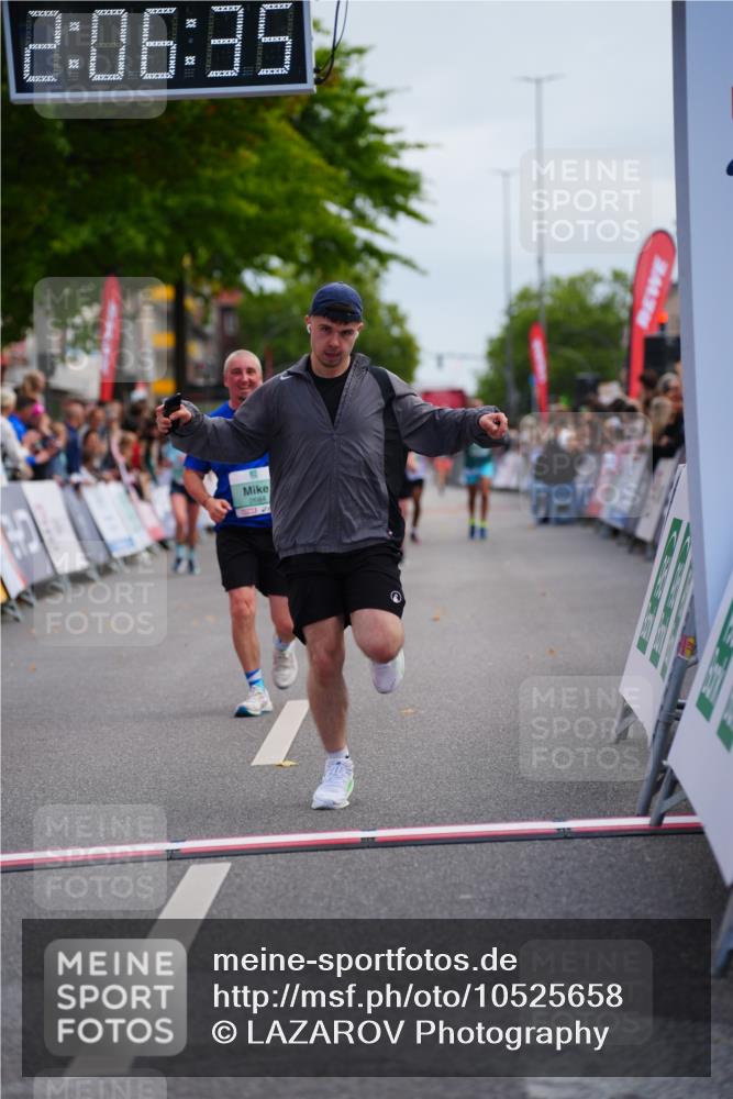 20.09.2026 - PSD Bank Halbmarathon LAZAROV Photography http://msf.ph/oto/10525658 20.09.2026 12:06:35 Ziel 2024, 2684, 4647, 4676, 4717 meine-sportfotos.de