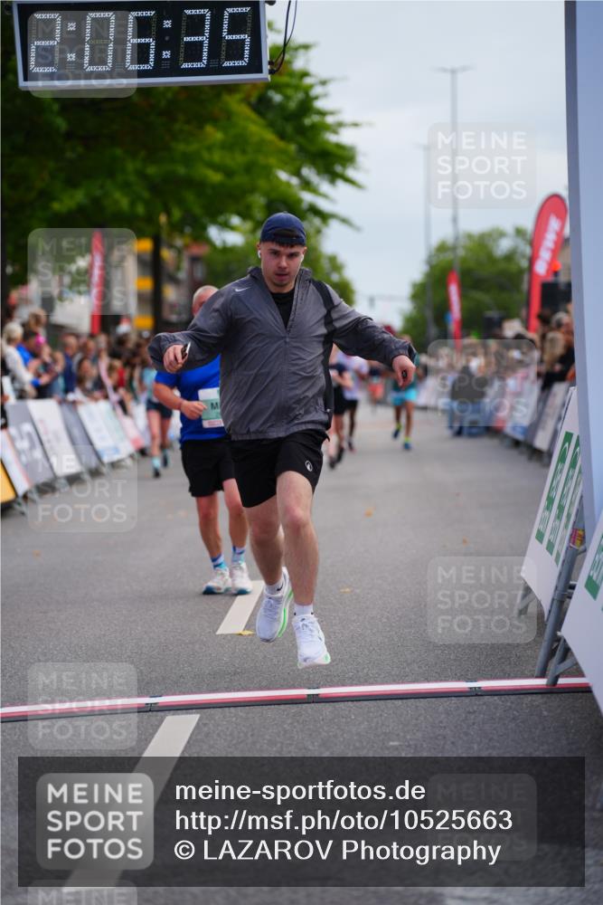 20.09.2026 - PSD Bank Halbmarathon LAZAROV Photography http://msf.ph/oto/10525663 20.09.2026 12:06:35 Ziel 2024, 2684, 4647, 4676, 4717 meine-sportfotos.de