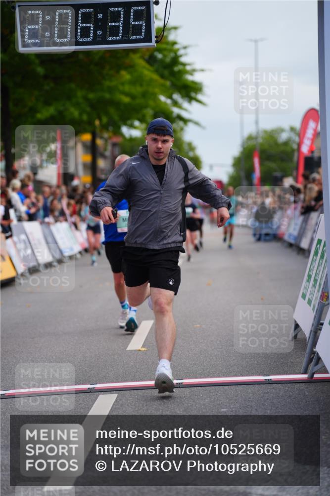 20.09.2026 - PSD Bank Halbmarathon LAZAROV Photography http://msf.ph/oto/10525669 20.09.2026 12:06:35 Ziel 2024, 2684, 4647, 4676, 4717 meine-sportfotos.de
